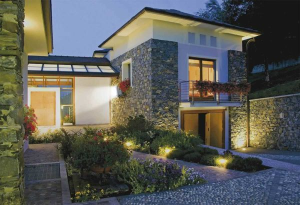 Освещение участка возле дома, дачи