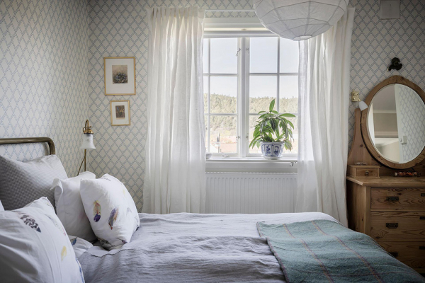 Белые интерьеры и винтажный декор: красивая дача в Швеции