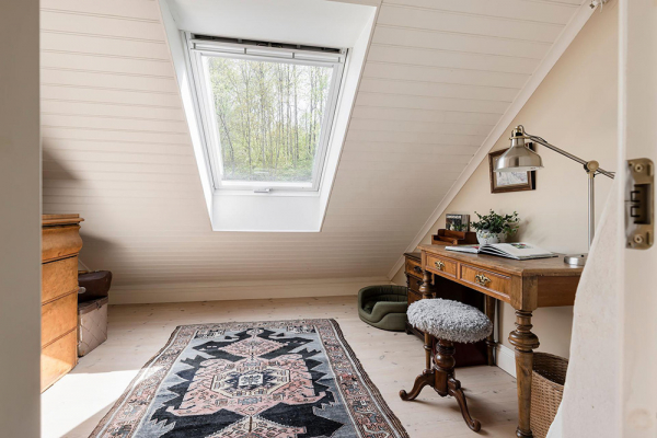 Белые интерьеры и винтажный декор: красивая дача в Швеции