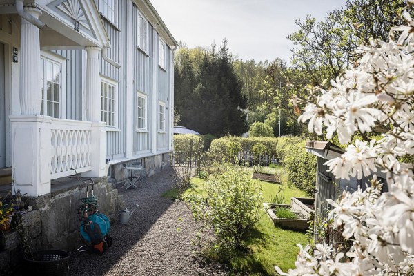 Белые интерьеры и винтажный декор: красивая дача в Швеции