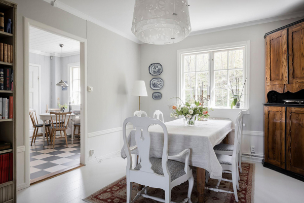 Белые интерьеры и винтажный декор: красивая дача в Швеции