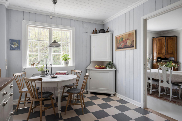 Белые интерьеры и винтажный декор: красивая дача в Швеции