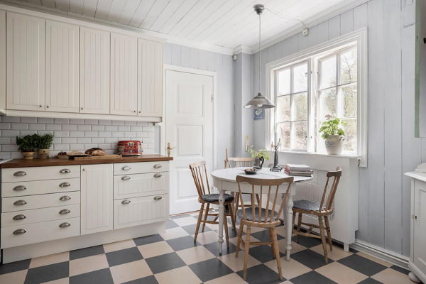 Белые интерьеры и винтажный декор: красивая дача в Швеции
