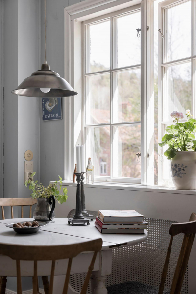 Белые интерьеры и винтажный декор: красивая дача в Швеции