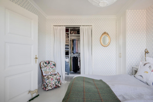 Белые интерьеры и винтажный декор: красивая дача в Швеции