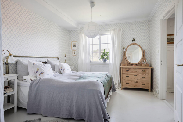 Белые интерьеры и винтажный декор: красивая дача в Швеции