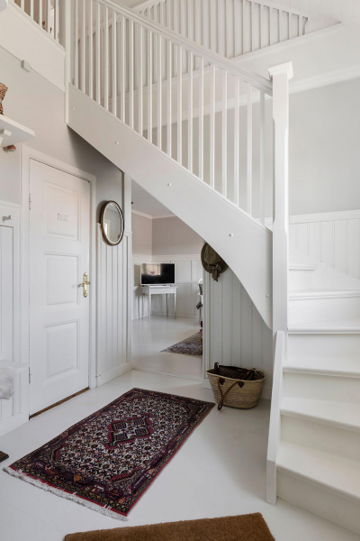 Белые интерьеры и винтажный декор: красивая дача в Швеции