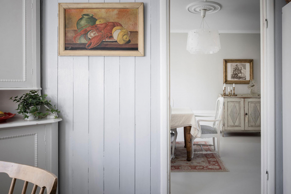 Белые интерьеры и винтажный декор: красивая дача в Швеции