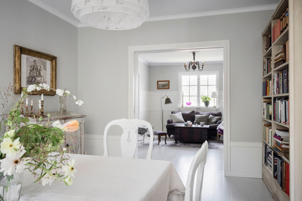 Белые интерьеры и винтажный декор: красивая дача в Швеции