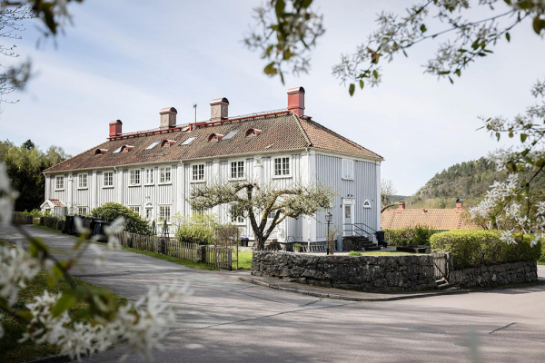 Белые интерьеры и винтажный декор: красивая дача в Швеции