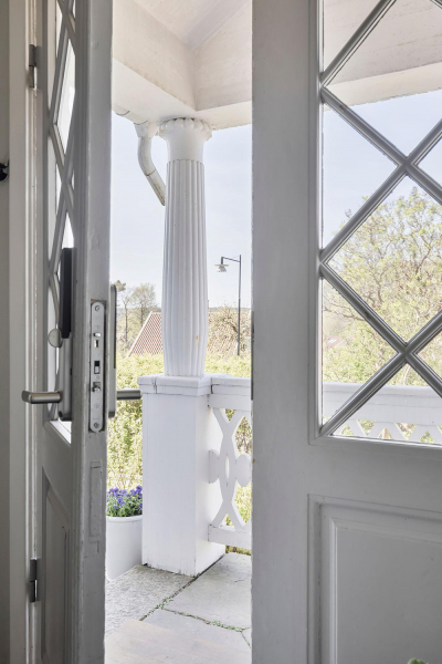 Белые интерьеры и винтажный декор: красивая дача в Швеции