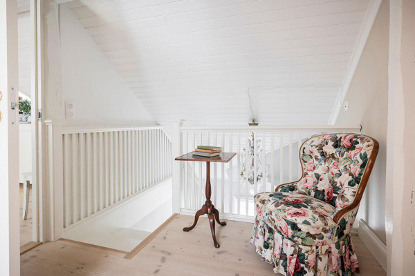 Белые интерьеры и винтажный декор: красивая дача в Швеции