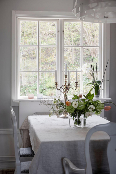 Белые интерьеры и винтажный декор: красивая дача в Швеции