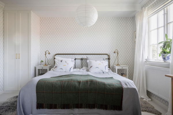 Белые интерьеры и винтажный декор: красивая дача в Швеции