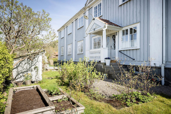 Белые интерьеры и винтажный декор: красивая дача в Швеции