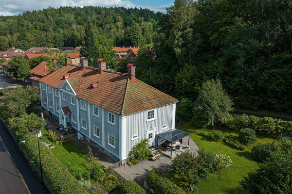 Белые интерьеры и винтажный декор: красивая дача в Швеции