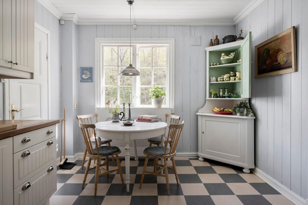 Белые интерьеры и винтажный декор: красивая дача в Швеции