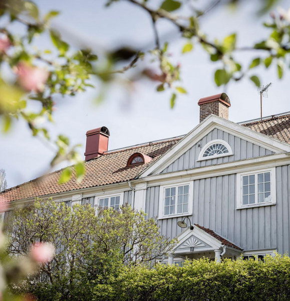 Белые интерьеры и винтажный декор: красивая дача в Швеции