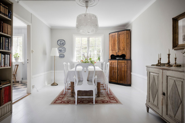 Белые интерьеры и винтажный декор: красивая дача в Швеции