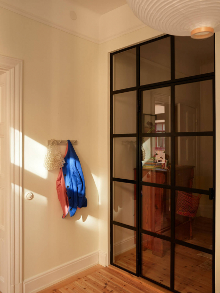 Естественный свет и яркие детали в интерьере небольшой скандинавской квартиры (58 кв. м)