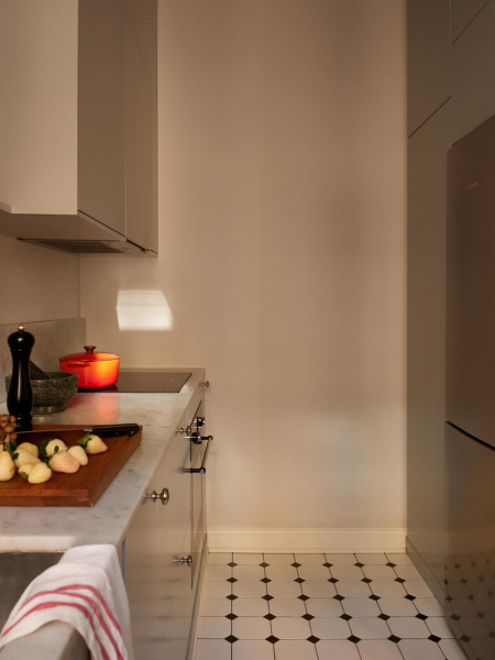 Естественный свет и яркие детали в интерьере небольшой скандинавской квартиры (58 кв. м)