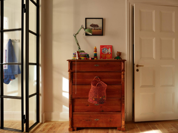 Естественный свет и яркие детали в интерьере небольшой скандинавской квартиры (58 кв. м)