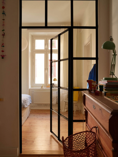 Естественный свет и яркие детали в интерьере небольшой скандинавской квартиры (58 кв. м)