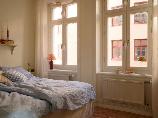 Естественный свет и яркие детали в интерьере небольшой скандинавской квартиры (58 кв. м)