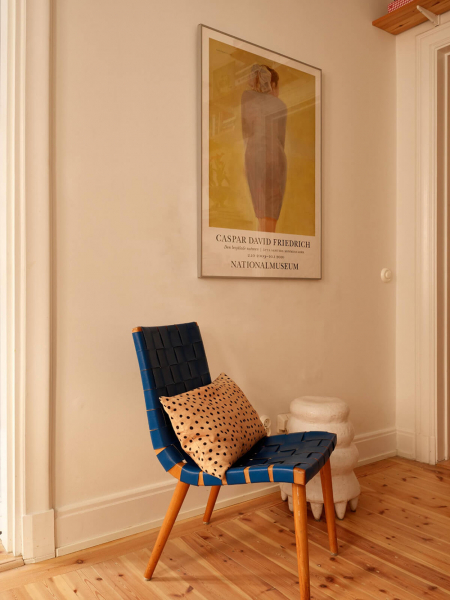 Естественный свет и яркие детали в интерьере небольшой скандинавской квартиры (58 кв. м)