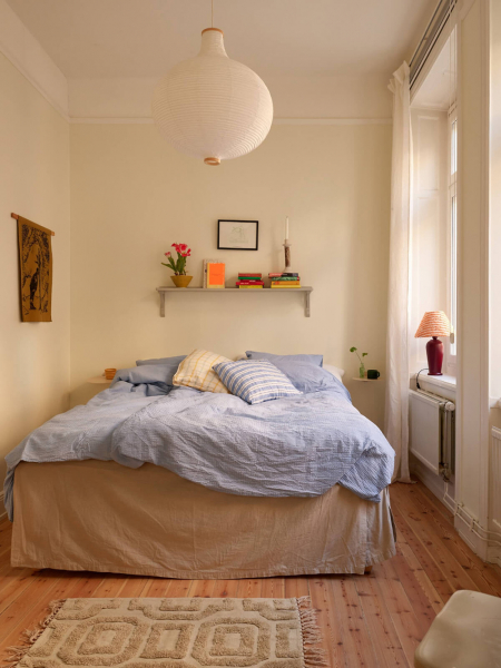 Естественный свет и яркие детали в интерьере небольшой скандинавской квартиры (58 кв. м)