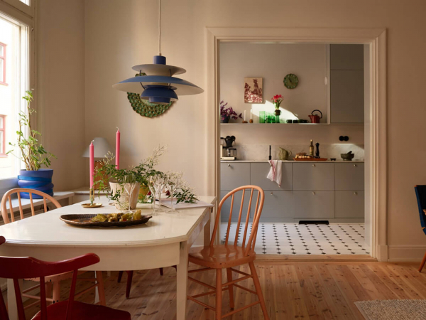 Естественный свет и яркие детали в интерьере небольшой скандинавской квартиры (58 кв. м)