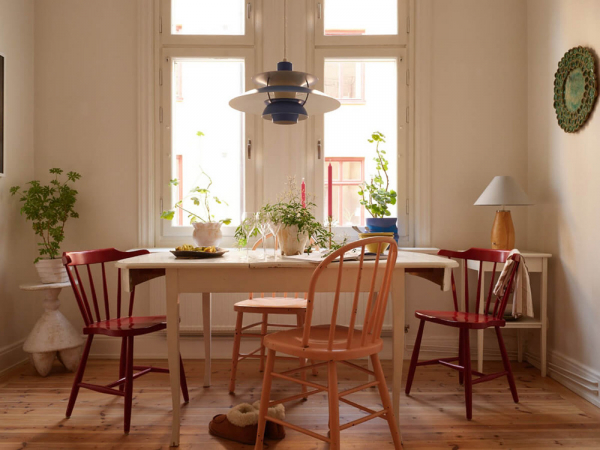 Естественный свет и яркие детали в интерьере небольшой скандинавской квартиры (58 кв. м)