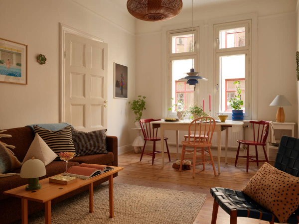 Естественный свет и яркие детали в интерьере небольшой скандинавской квартиры (58 кв. м)