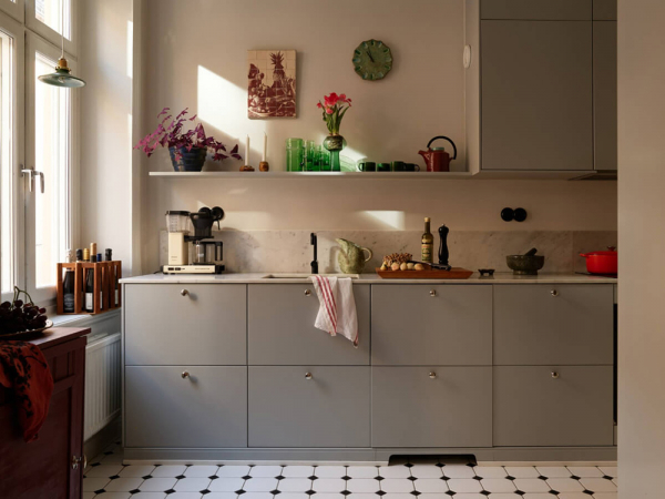 Естественный свет и яркие детали в интерьере небольшой скандинавской квартиры (58 кв. м)