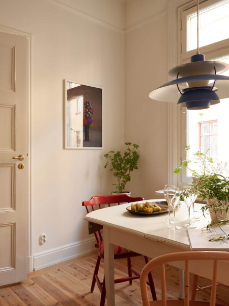 Естественный свет и яркие детали в интерьере небольшой скандинавской квартиры (58 кв. м)