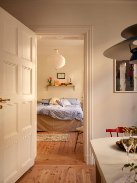 Естественный свет и яркие детали в интерьере небольшой скандинавской квартиры (58 кв. м)