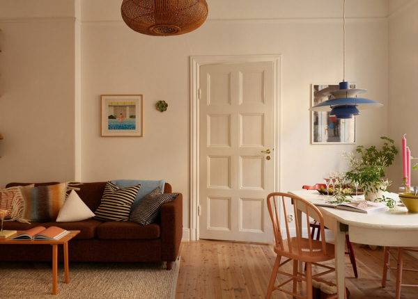 Естественный свет и яркие детали в интерьере небольшой скандинавской квартиры (58 кв. м)