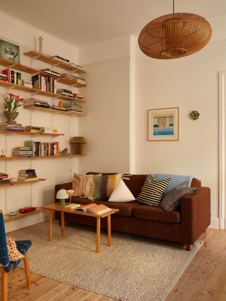 Естественный свет и яркие детали в интерьере небольшой скандинавской квартиры (58 кв. м)