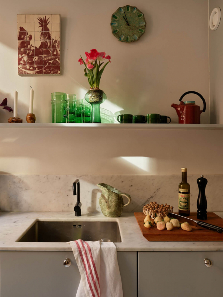 Естественный свет и яркие детали в интерьере небольшой скандинавской квартиры (58 кв. м)