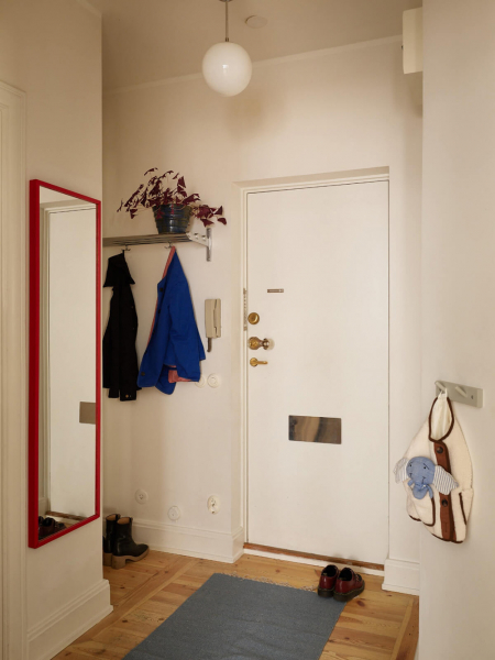 Естественный свет и яркие детали в интерьере небольшой скандинавской квартиры (58 кв. м)