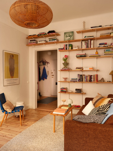 Естественный свет и яркие детали в интерьере небольшой скандинавской квартиры (58 кв. м)