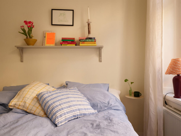 Естественный свет и яркие детали в интерьере небольшой скандинавской квартиры (58 кв. м)