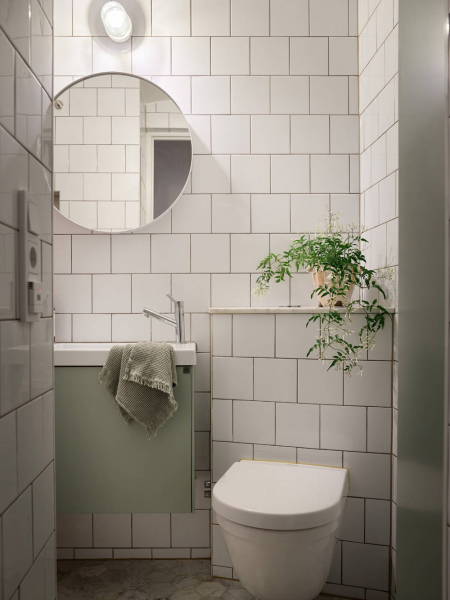 Естественный свет и яркие детали в интерьере небольшой скандинавской квартиры (58 кв. м)