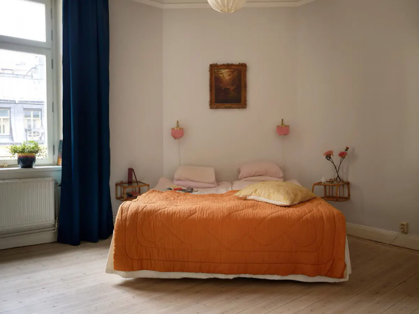 Нежно-голубые стены и розовый диван: приятный живой интерьер в Стокгольме