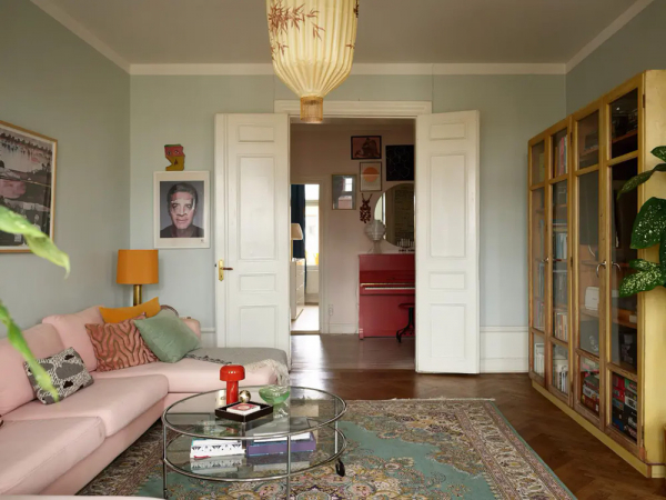 Нежно-голубые стены и розовый диван: приятный живой интерьер в Стокгольме