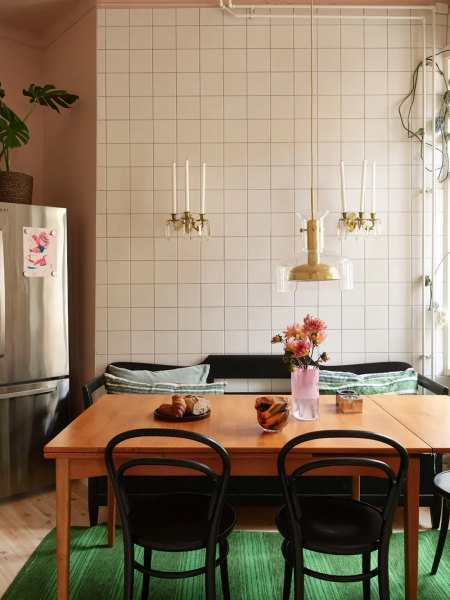 Нежно-голубые стены и розовый диван: приятный живой интерьер в Стокгольме