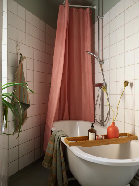 Нежно-голубые стены и розовый диван: приятный живой интерьер в Стокгольме