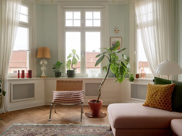 Нежно-голубые стены и розовый диван: приятный живой интерьер в Стокгольме