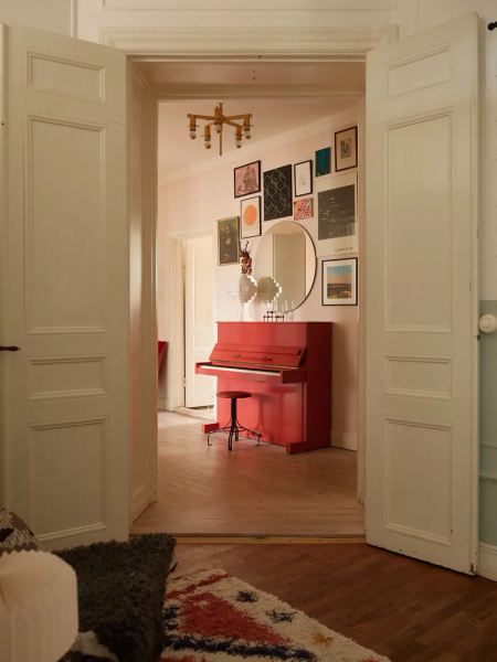 Нежно-голубые стены и розовый диван: приятный живой интерьер в Стокгольме