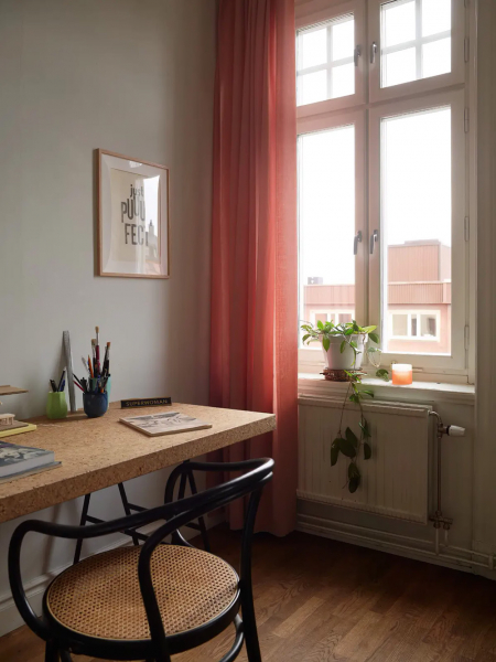 Нежно-голубые стены и розовый диван: приятный живой интерьер в Стокгольме